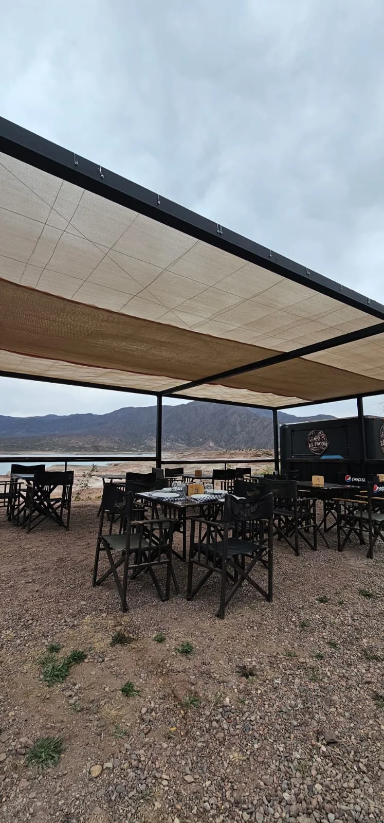 Terraza de El Facón y paisaje de Potrerillos