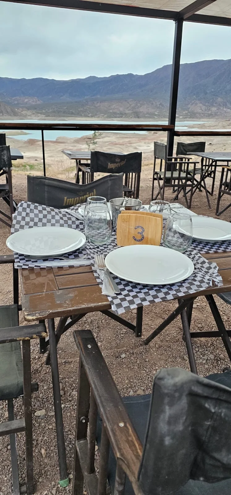 Mesa servida frente a las montañas